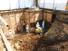 地下室の掘削と矢板設置