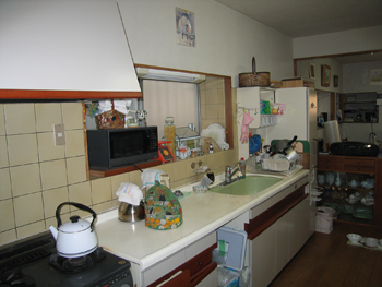 以前のキッチンは食事のスペースも兼ねていました。