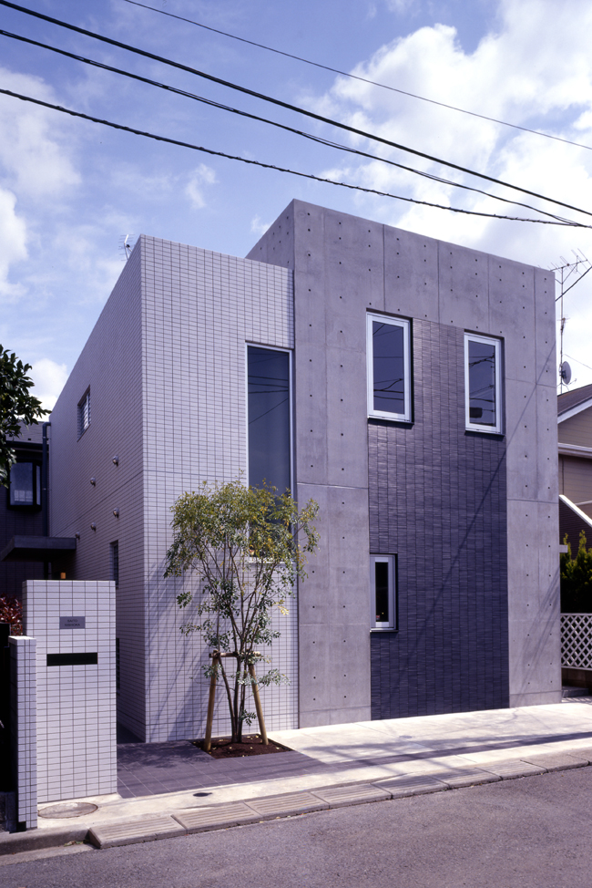 周囲の木造住宅とは確かに違うコンクリートの存在感があります。