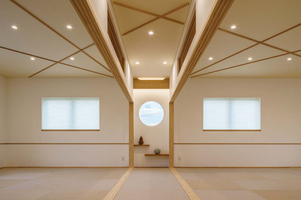 客殿三階正面の丸窓が見えます。部屋は左右に分けることも一体として使うことにも対応したデザインです。