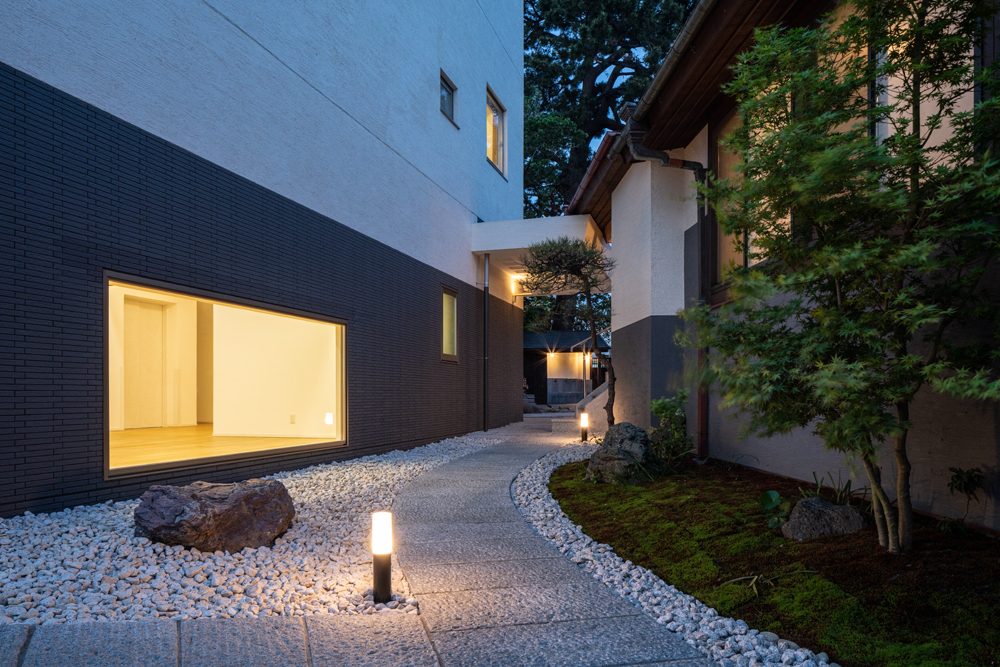 この建物にとって夜のデザインは重要でした。石敷の小路に客室の光がこぼれます。