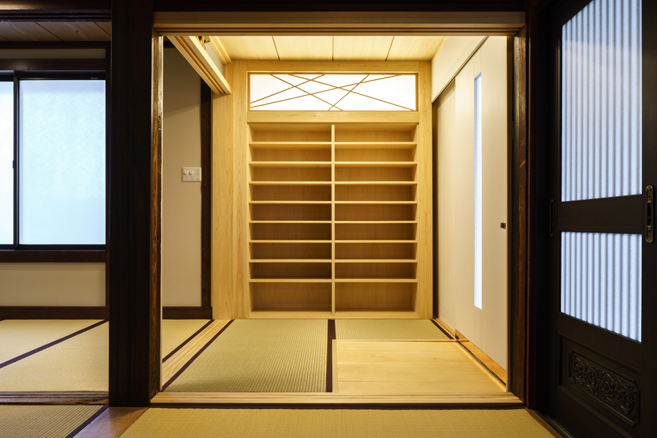 ヒノキの廊下を同じ高さの畳で囲み、玄関ゾーンは上下足のグレーゾーンとしてデザインしました。