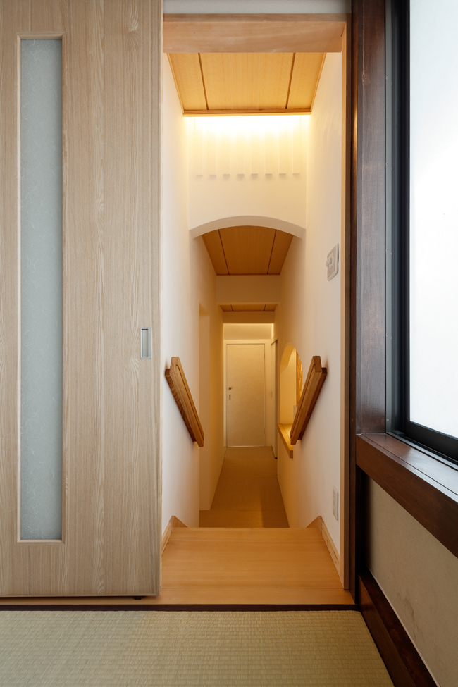 約80cmの段差は緩い勾配の階段でつなぎました。車いすは別のルートでトイレゾーンに入ります。